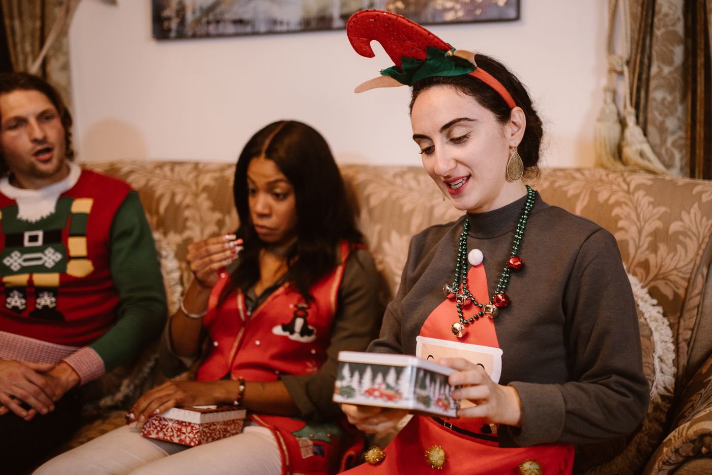 Des cadeaux préparés pour une fête entre amis.